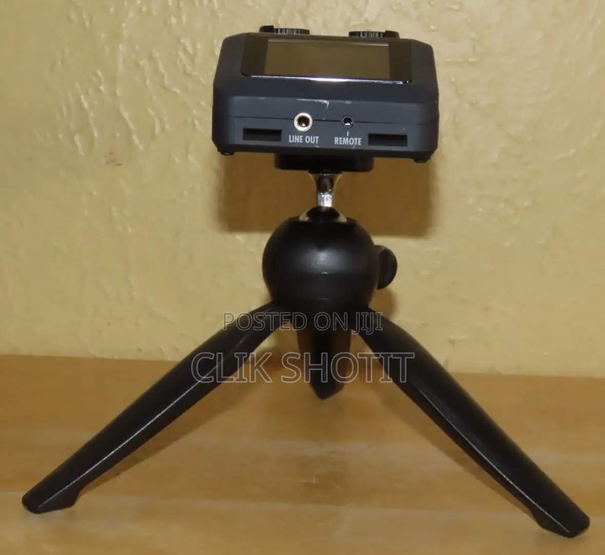Zoom H6 6-Track Digital Recorder W/Tripod, MSH-6 Microphone