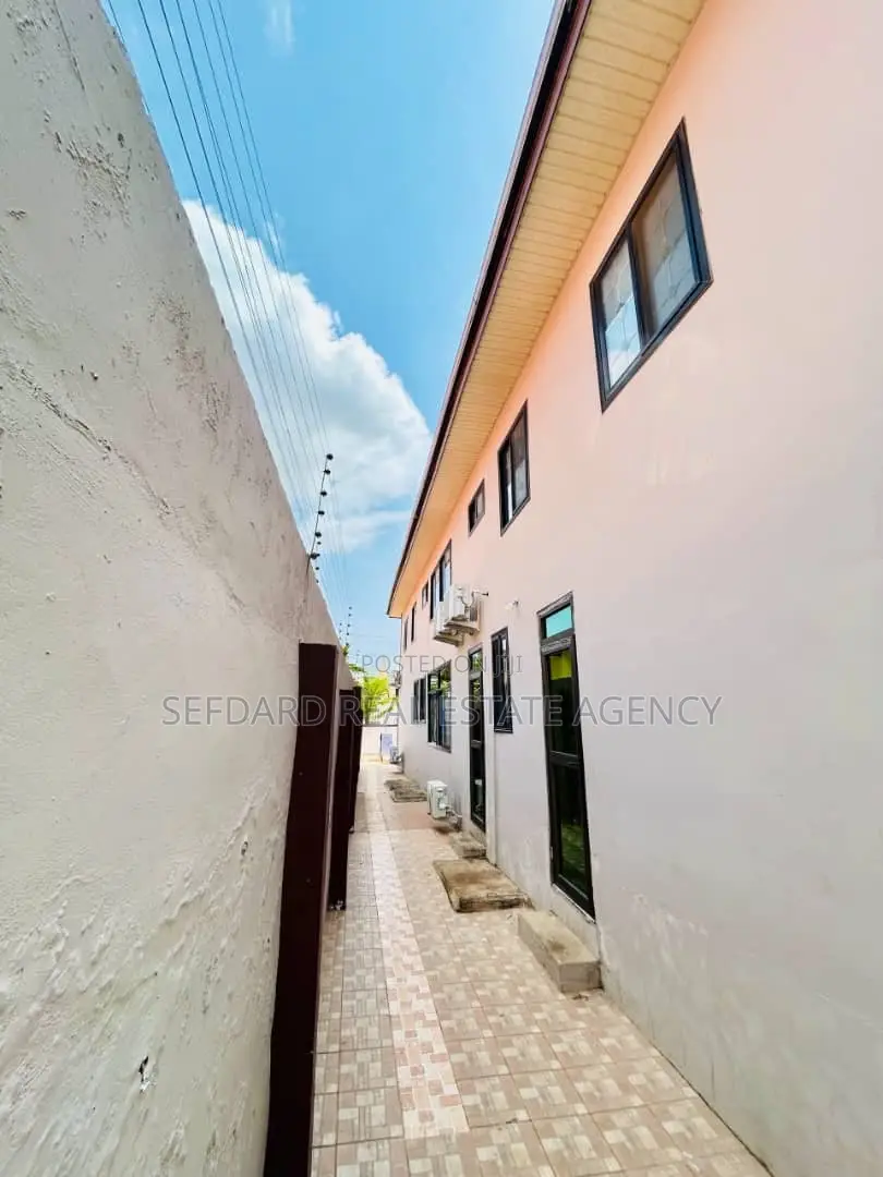 7bdrm Mansion in East Legon for sale