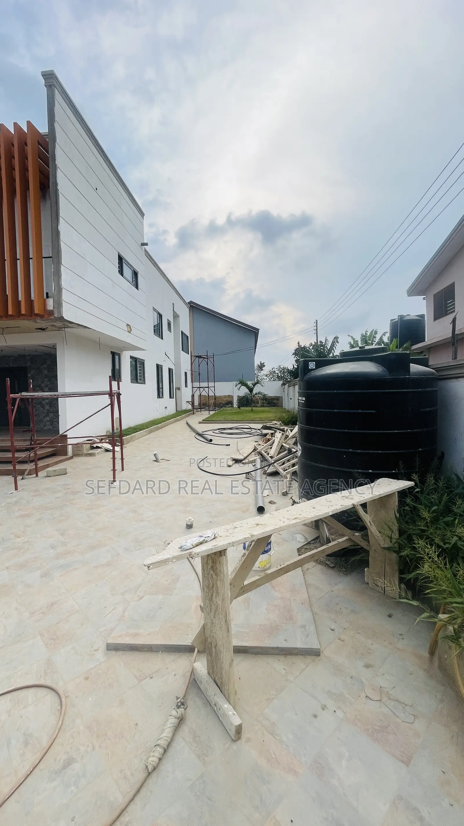4bdrm Duplex in Ofankor for sale