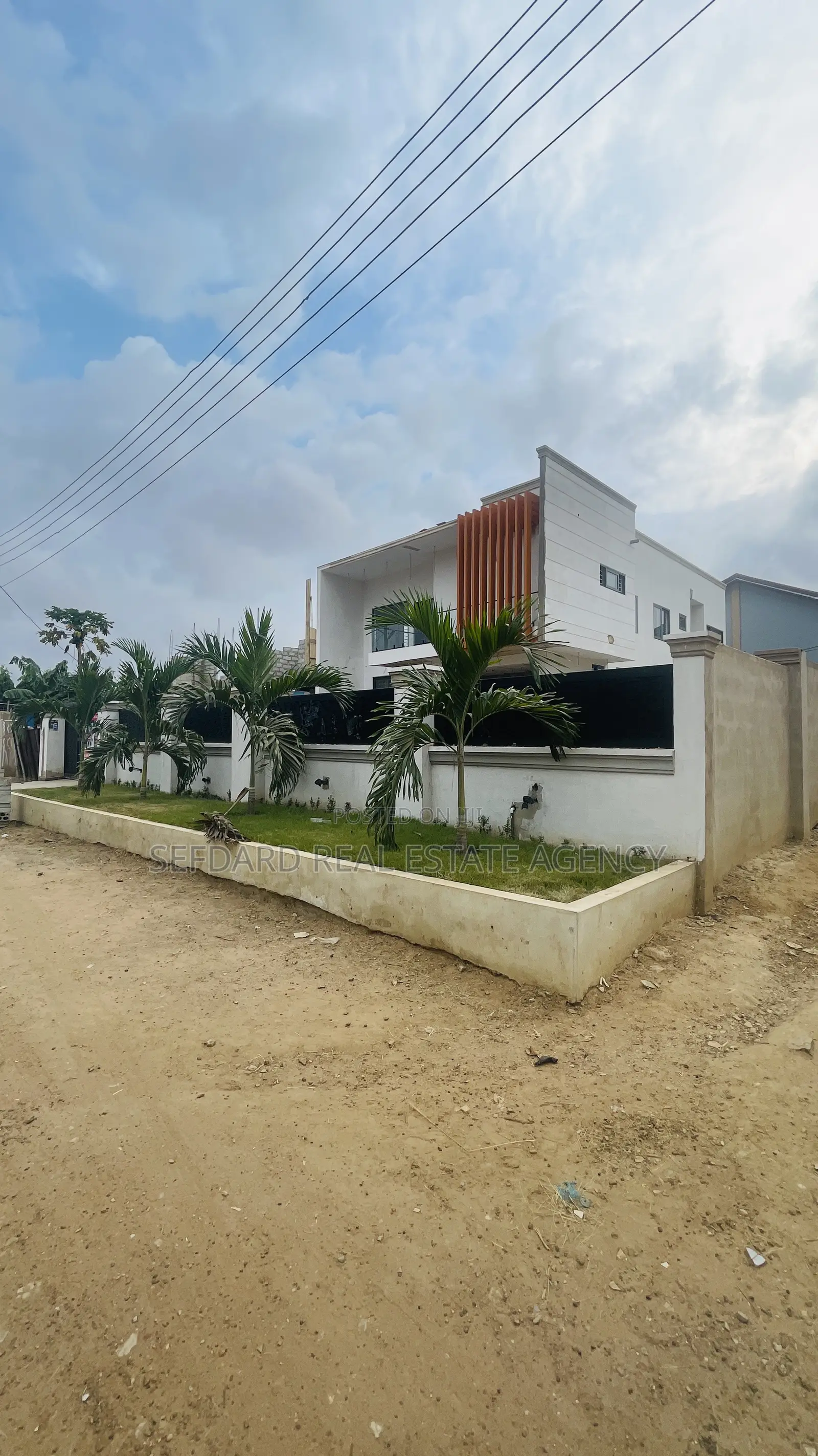 4bdrm Duplex in Ofankor for sale