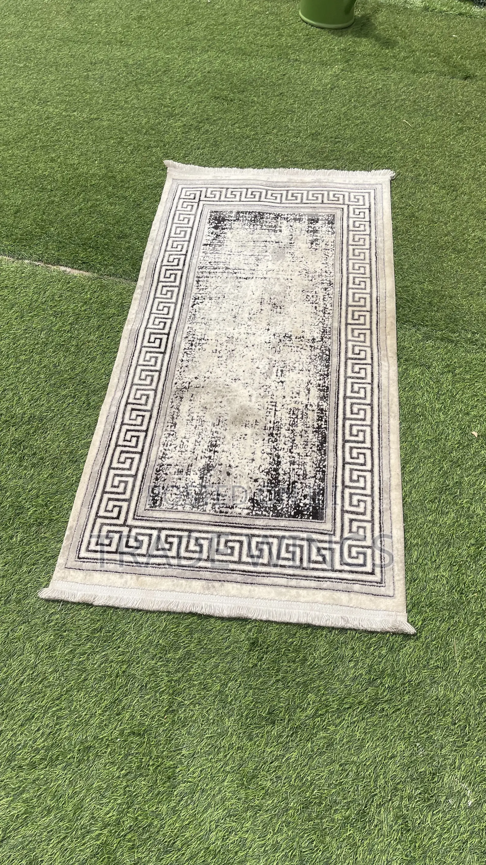 Short White and Black Carpet for Sale