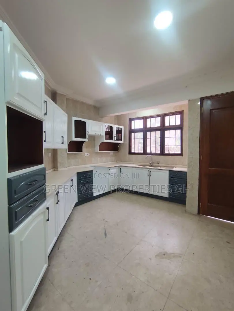 15 Bedroom House Commercial Property for Rent