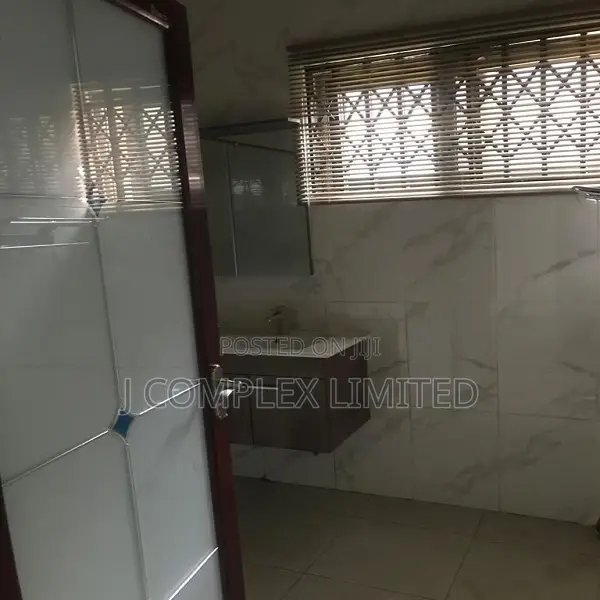 3bdrm Apartment in Coffee Shop Area for rent