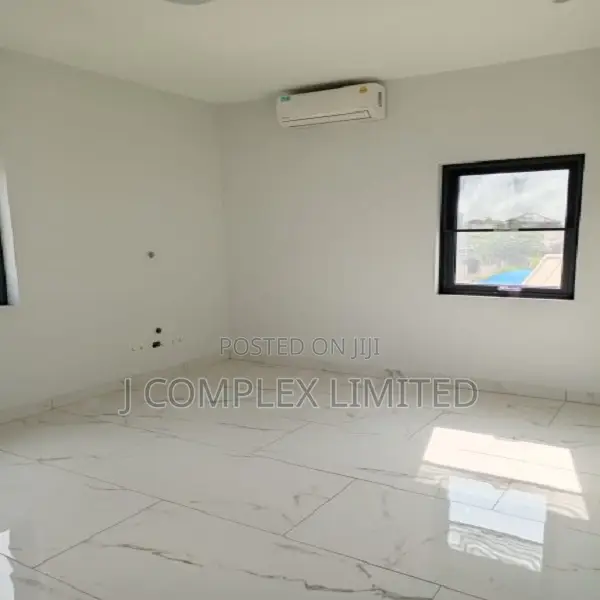 3bdrm Apartment in Coffee Shop Area for rent