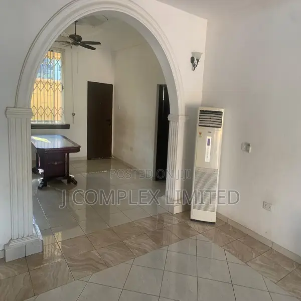 3bdrm Apartment in Coffee Shop Area for rent