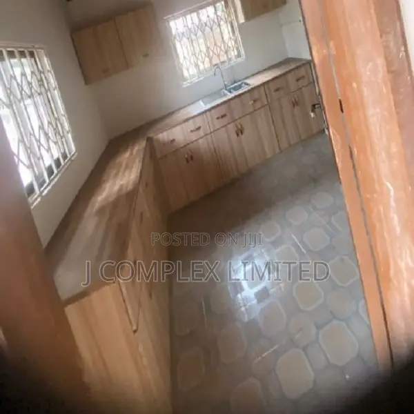 3bdrm Apartment in Coffee Shop Area for rent