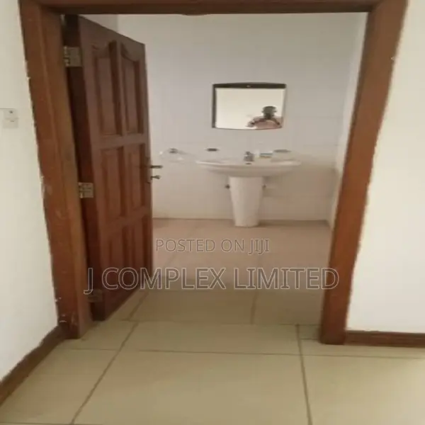 4bdrm House in Coffee Shop Area for rent