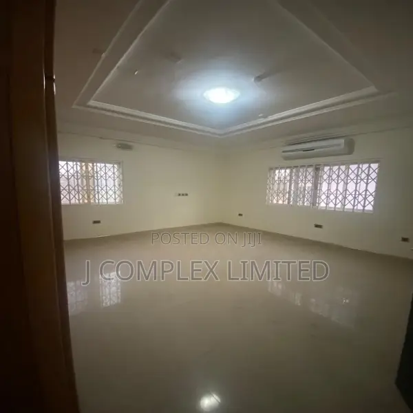 5bdrm House in Coffee Shop Area for rent