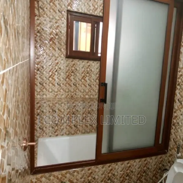 5bdrm House in Coffee Shop Area for rent