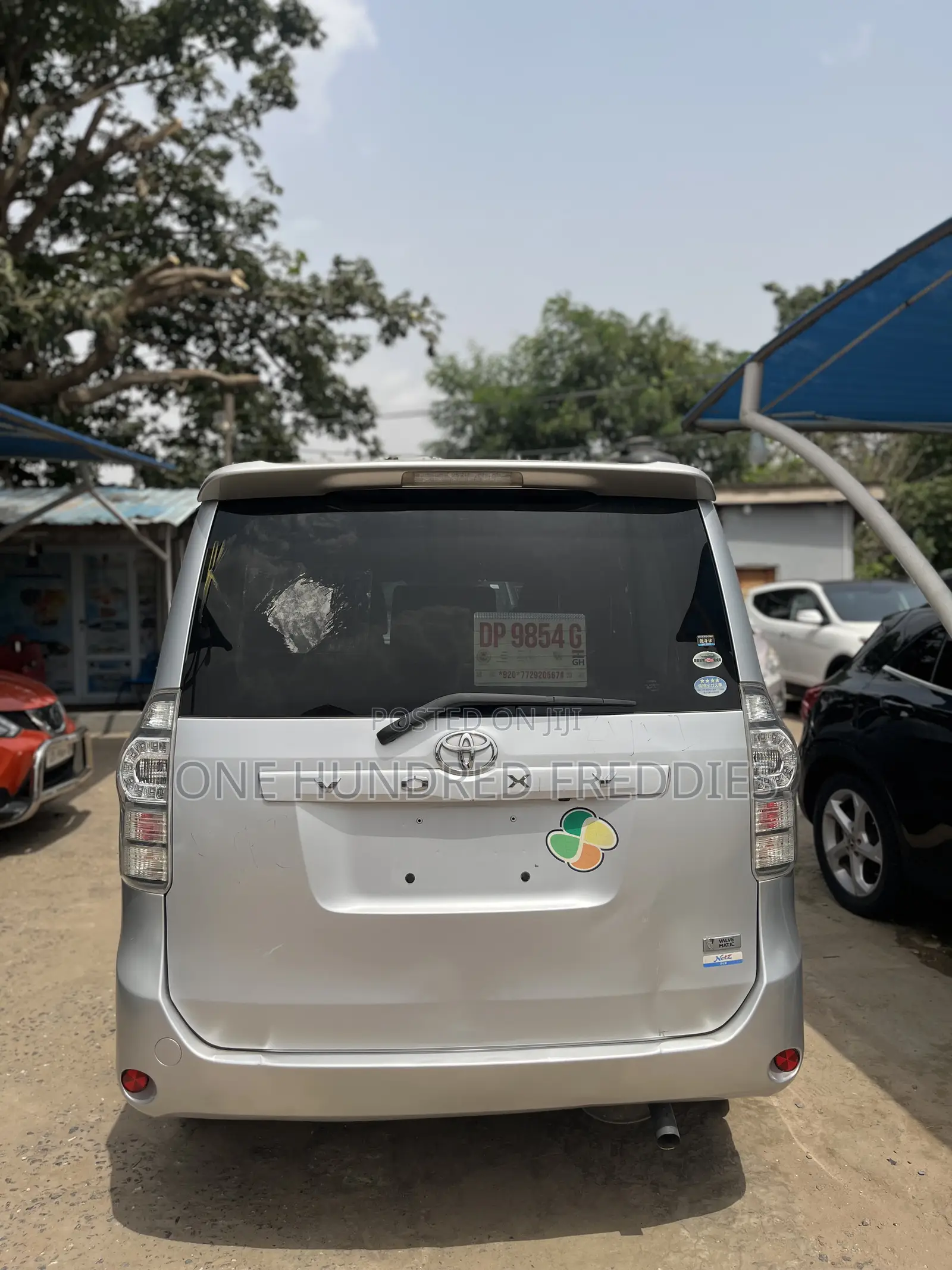 Toyota Voxy 2010 Silver