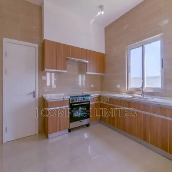 4bdrm House in Coffee Shop Area for sale