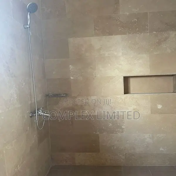 4bdrm House in Coffee Shop Area for rent