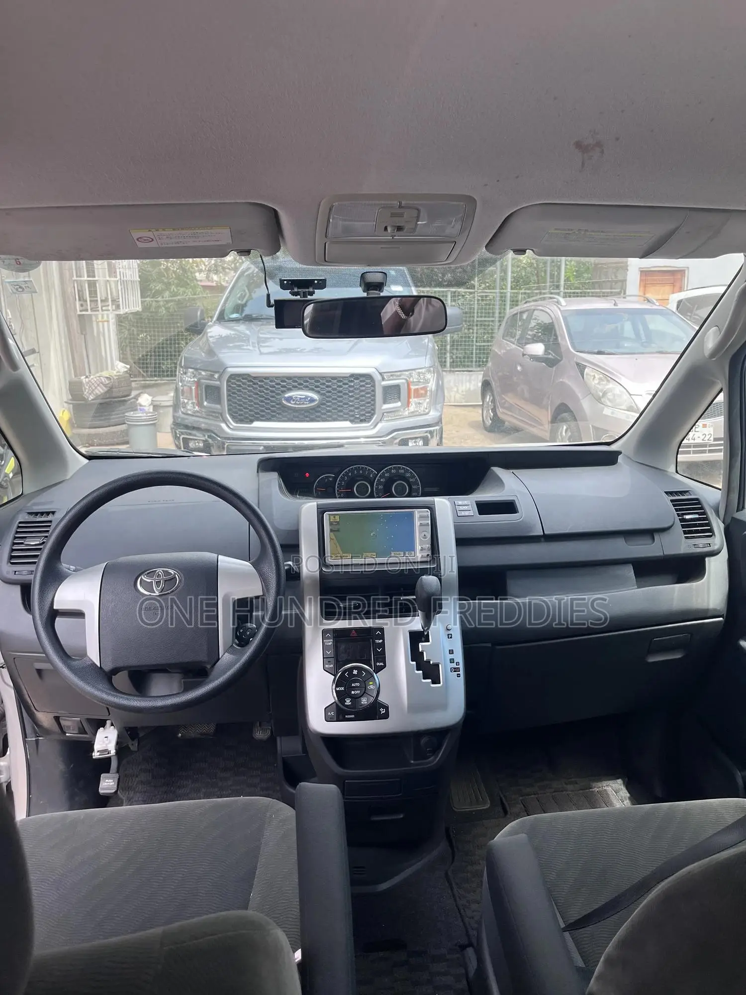 Toyota Voxy 2010 Silver