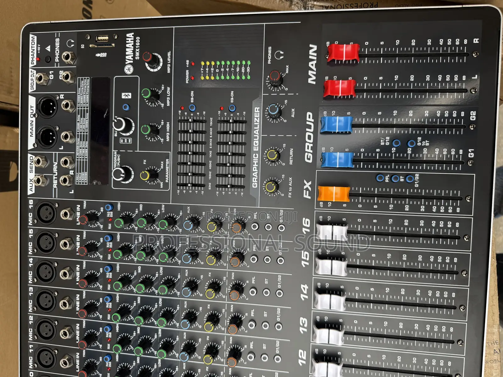 Yamaha SMX-1600 16-Channel Analog Audio Mixer.