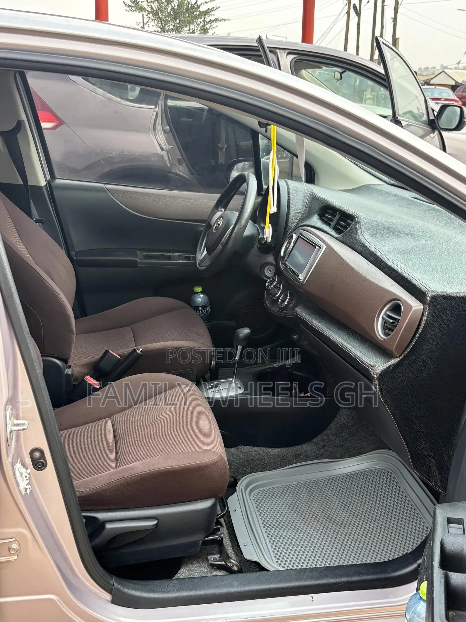 Toyota Vitz 1.3 FWD 5dr 2012 Gray
