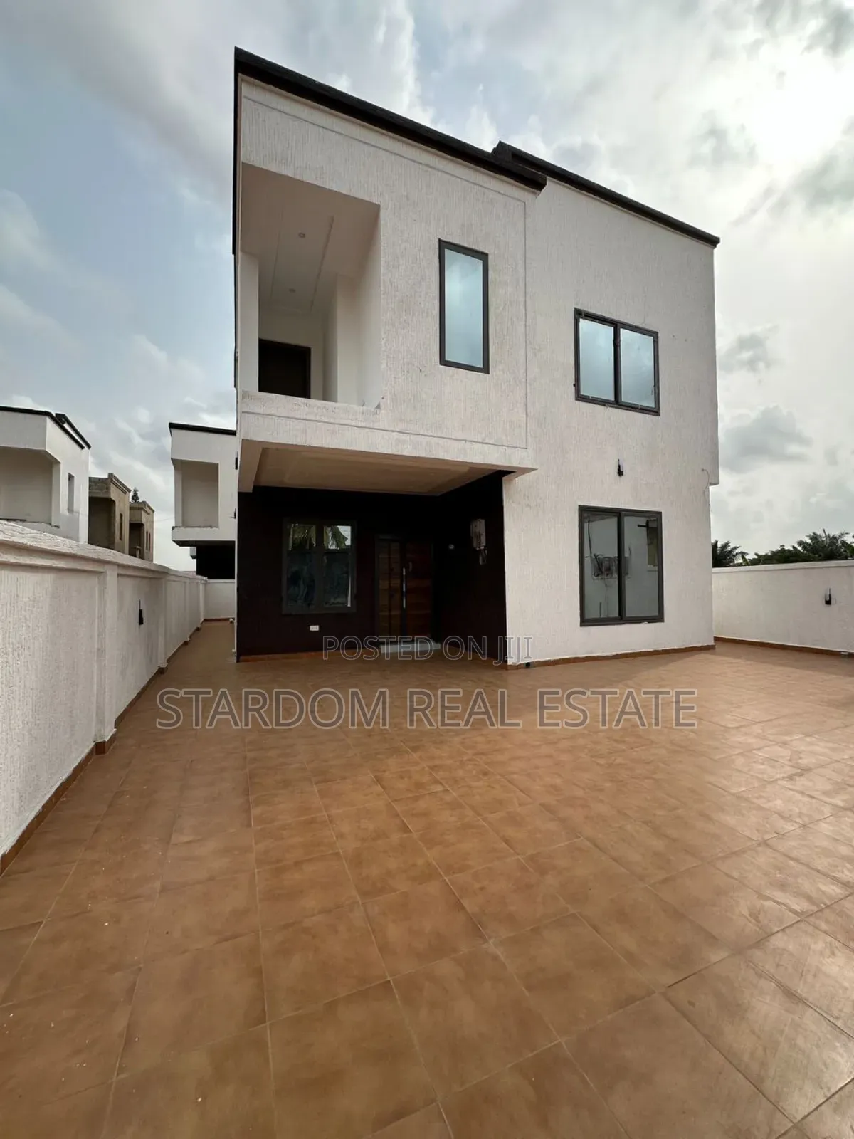 3bdrm Townhouse/Terrace in School Junction, Ashaley Botwe for sale