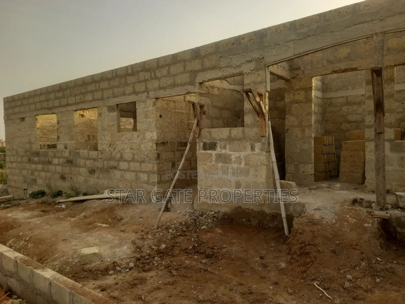 6 Bedrooms House for Sale at Abira ( Kenyasi Road)