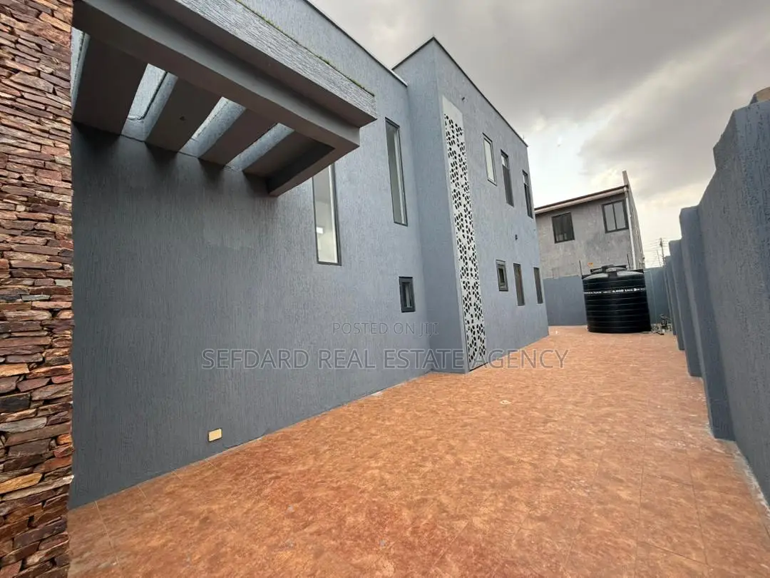 4bdrm Duplex in East Legon for sale
