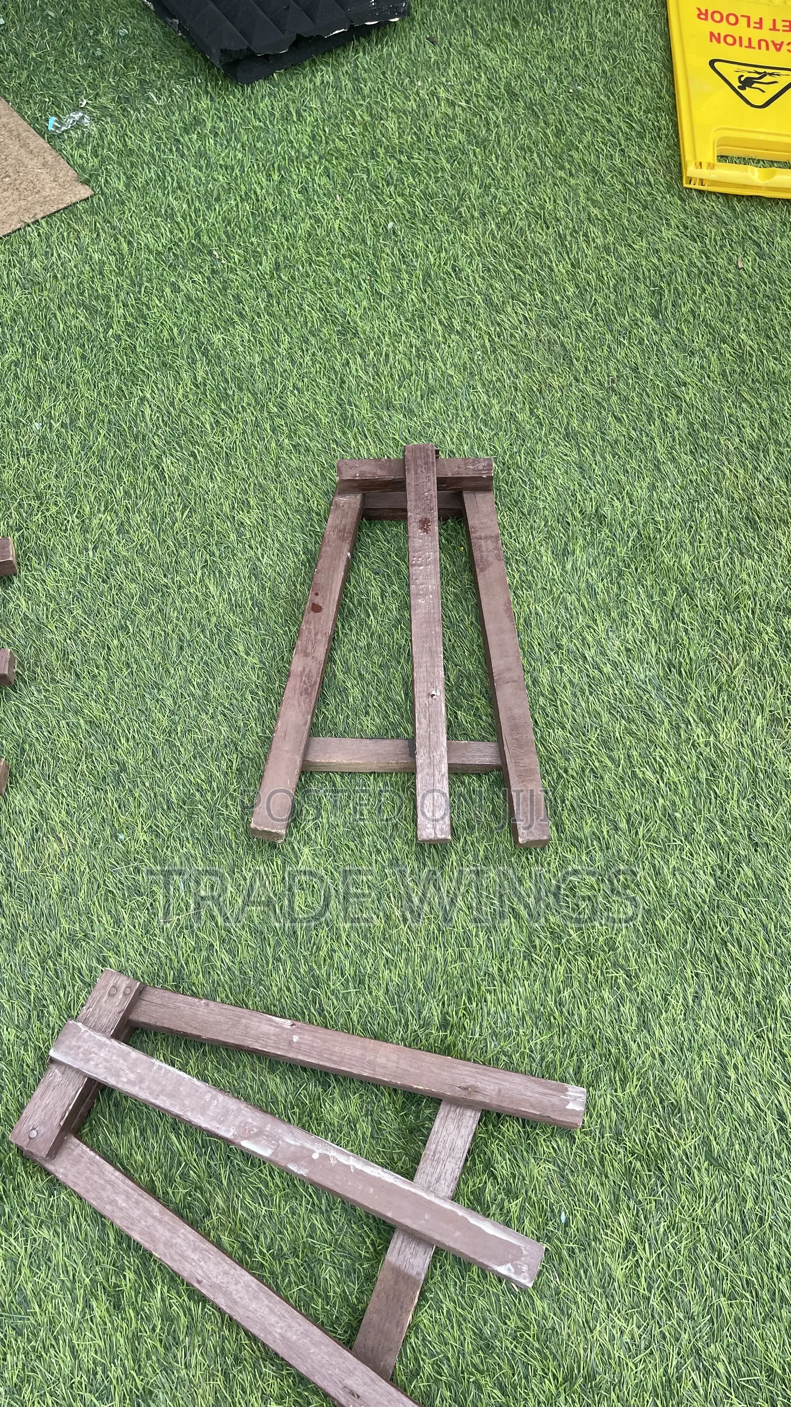 Short Brown Easel Stand Luxury