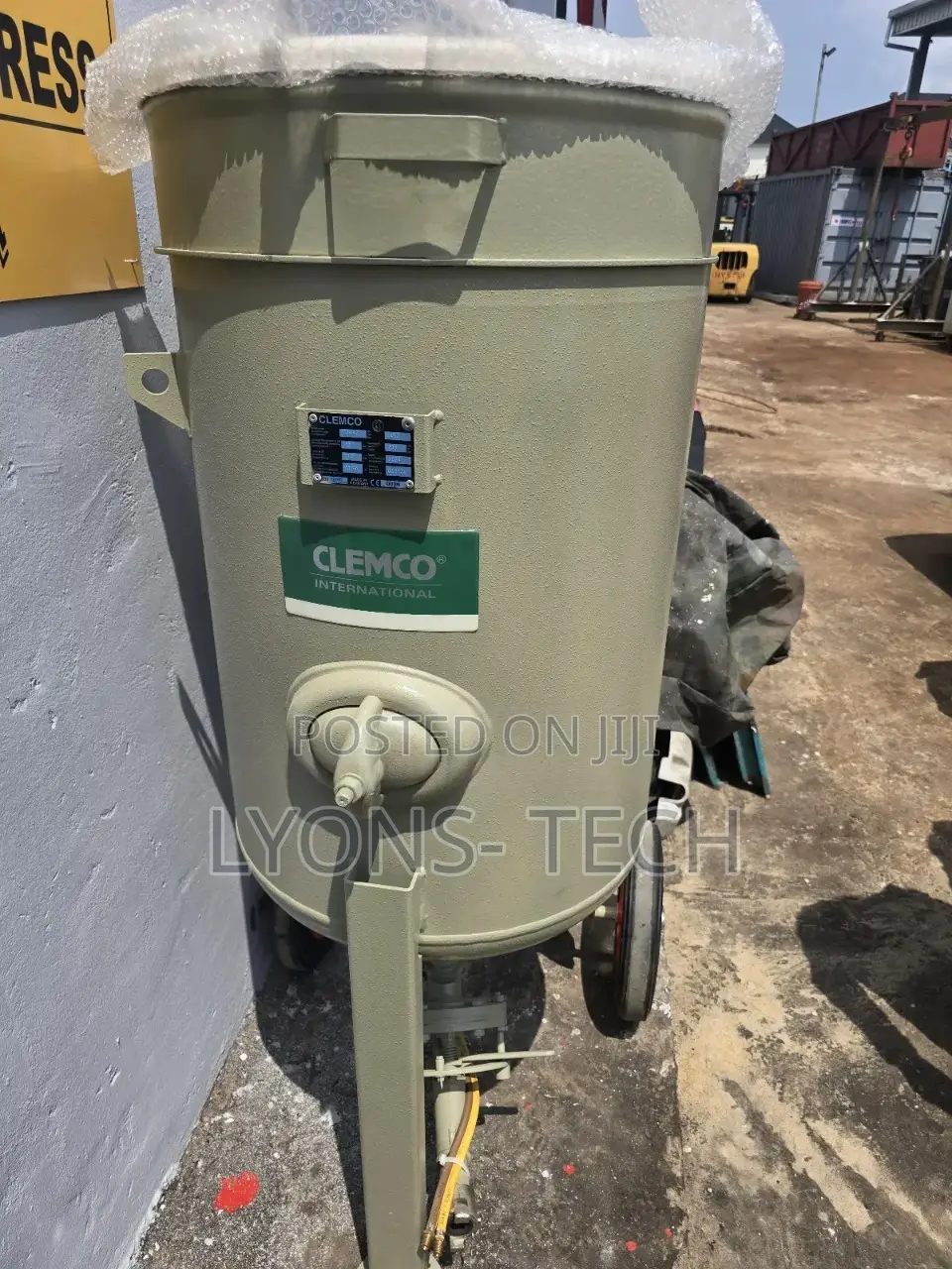 Clemco Sand Blasting Pot and All Accessories