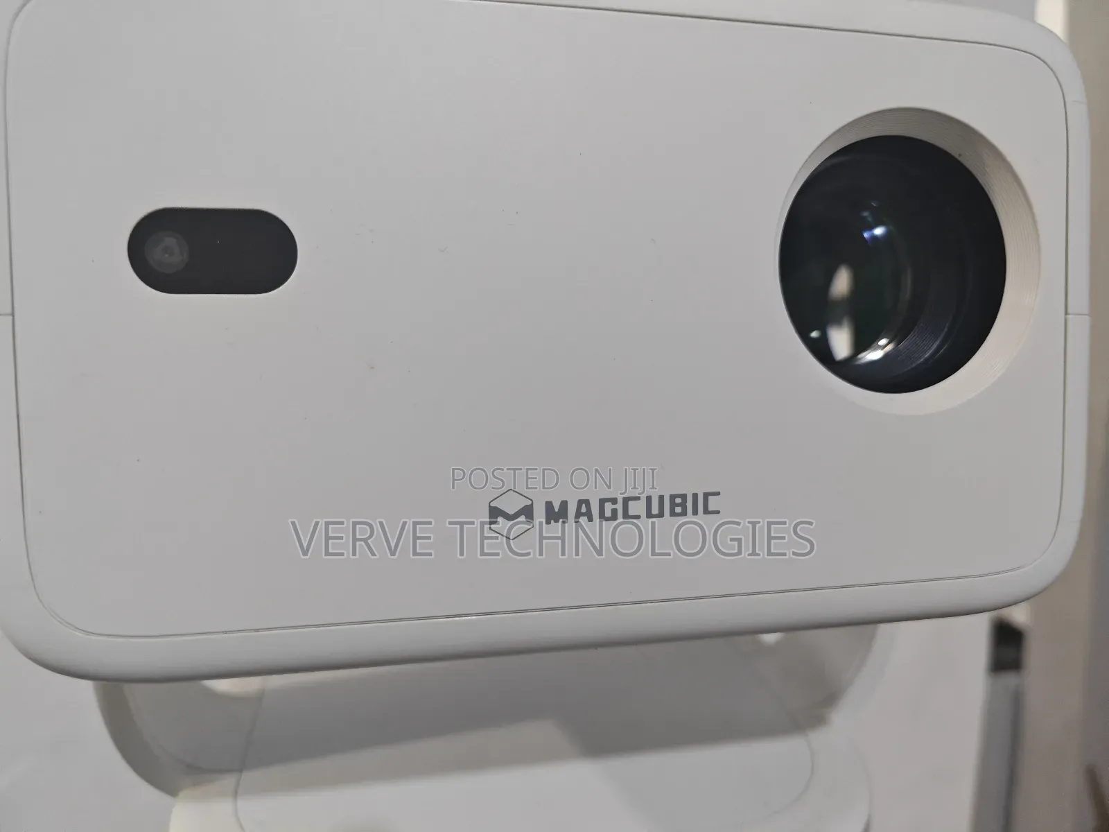 Smart Native Projector + Tripod Stand
