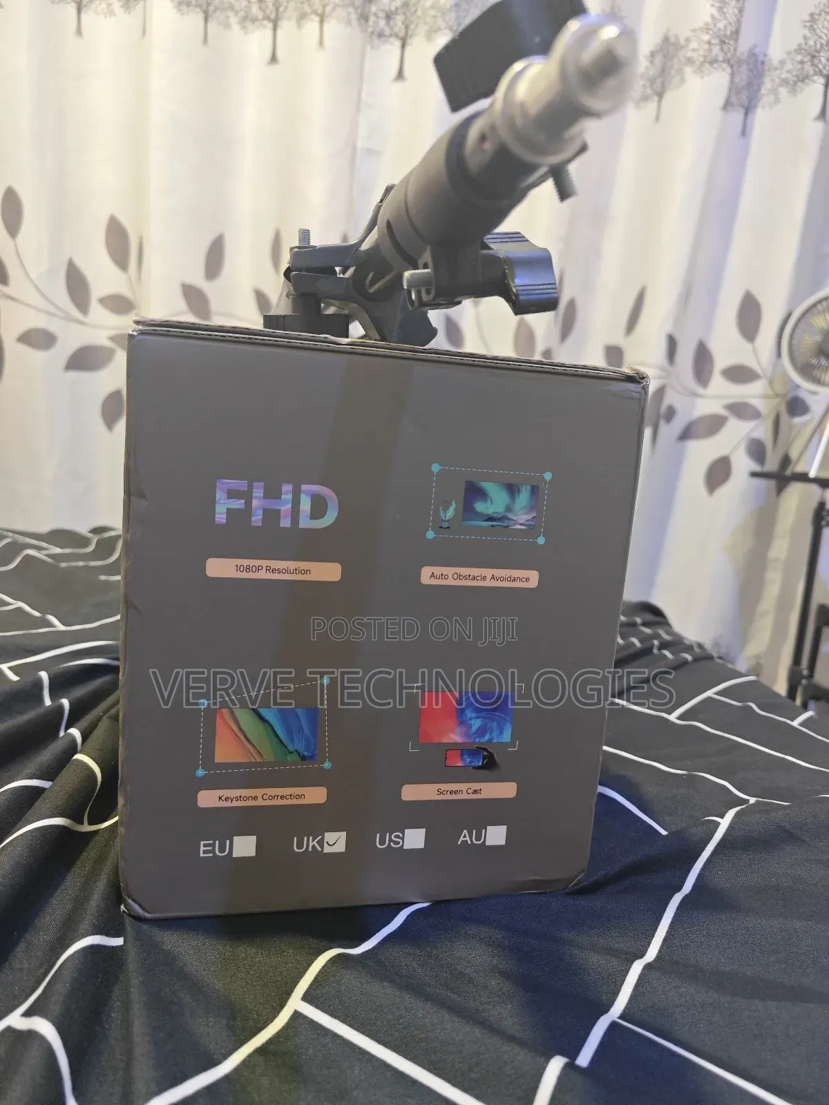 Smart Native Projector + Tripod Stand