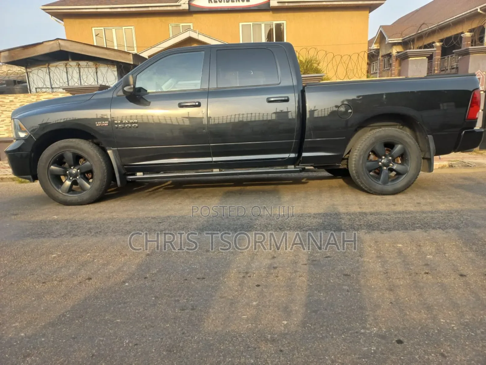 RAM 1500 Classic Express Crew Cab 4WD 5.6 ft SB 2023 Black