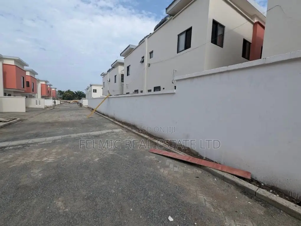 3bdrm Duplex in Felmic Real Estate, Mile 7 for sale