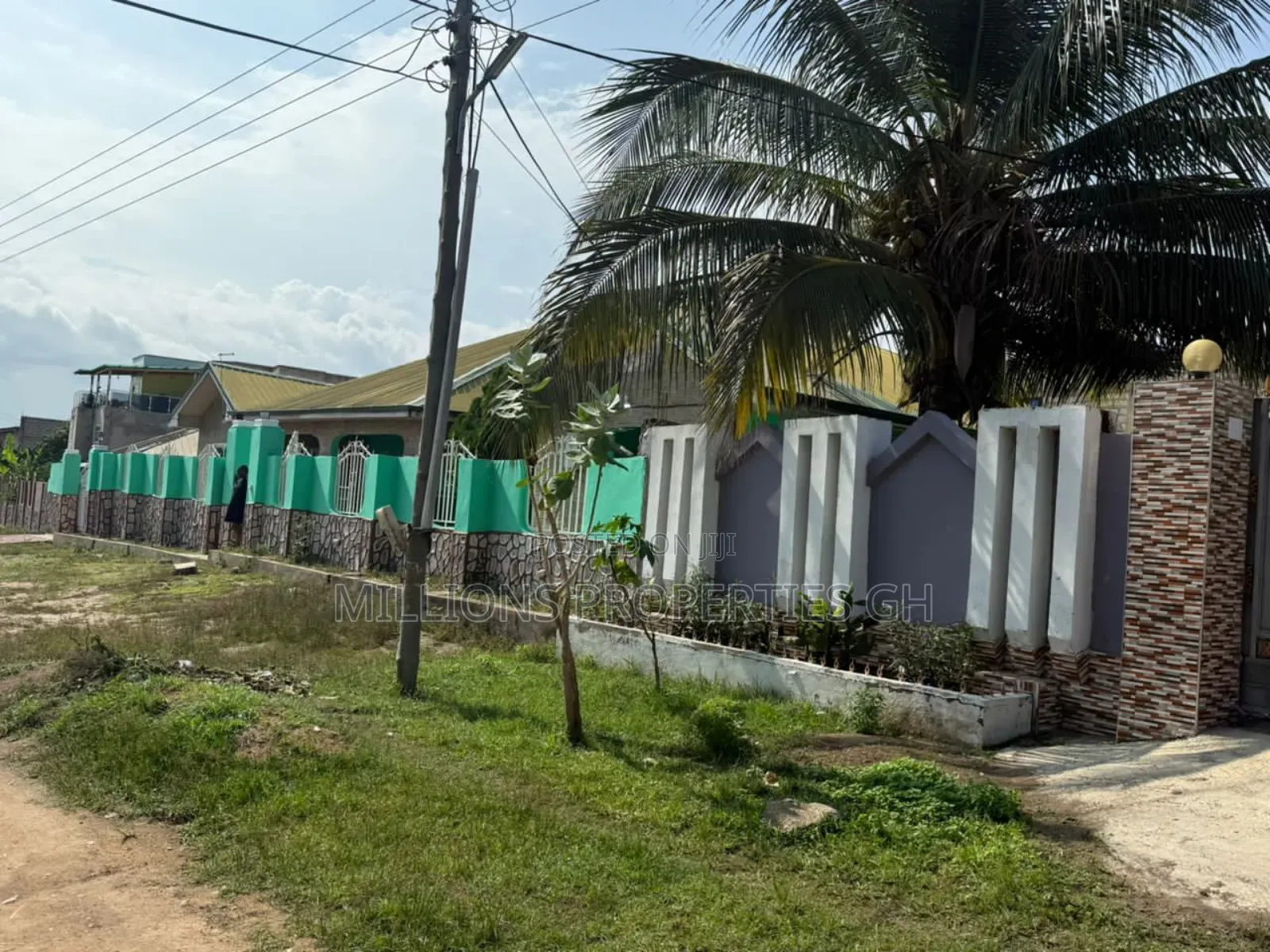 6bdrm House in Millions Properties, Ablekuma for sale