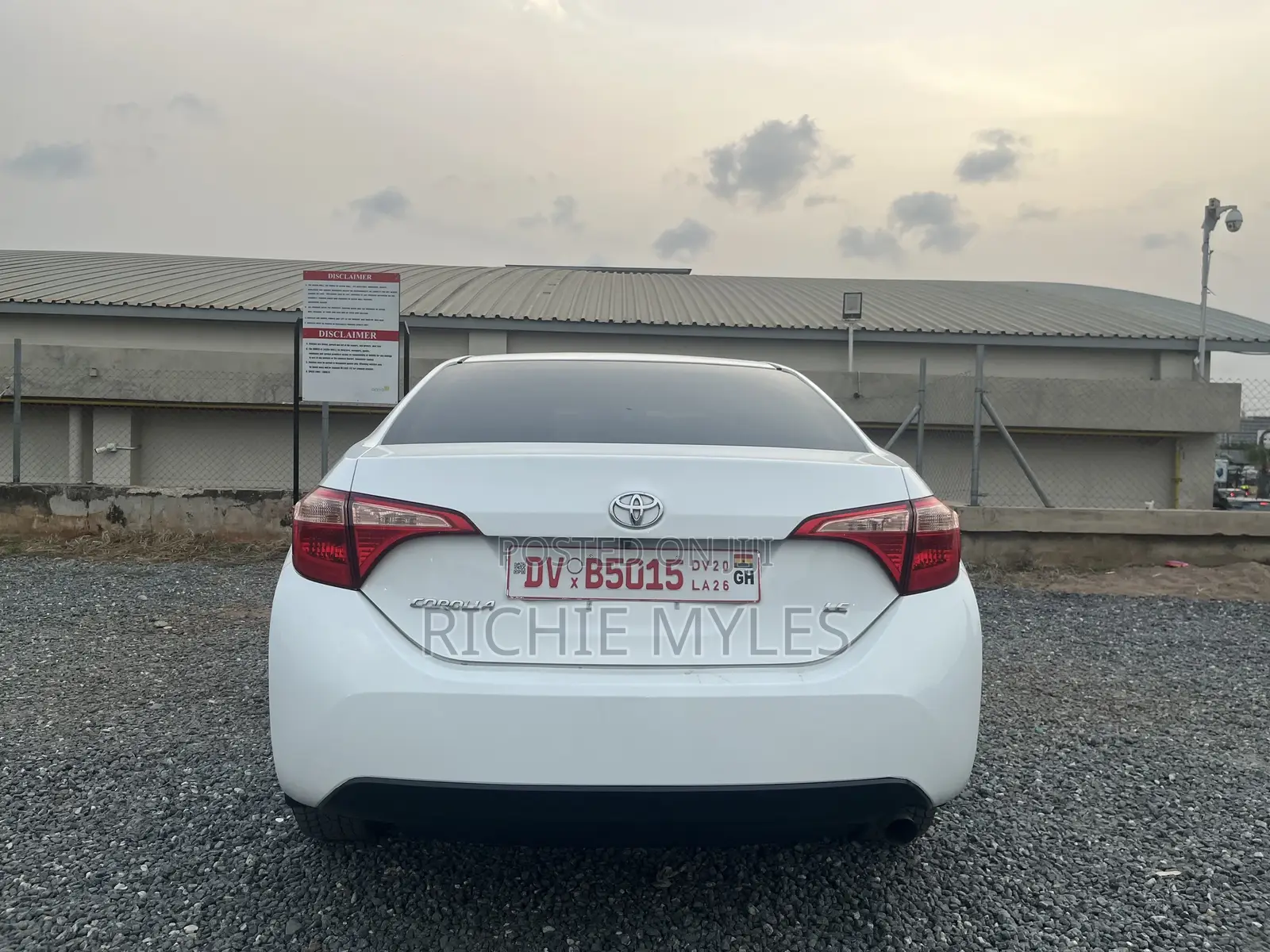 Toyota Corolla XLE (1.8L 4cyl 2A) 2018 White