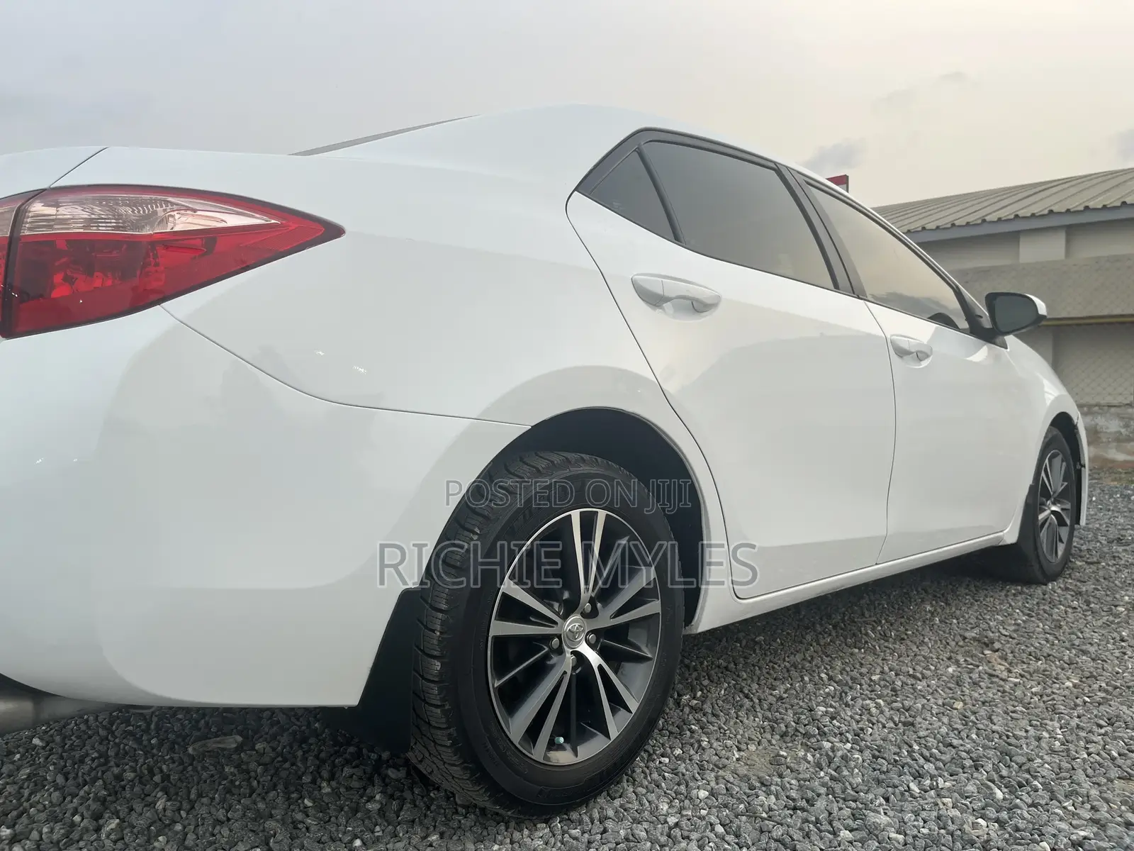 Toyota Corolla XLE (1.8L 4cyl 2A) 2018 White