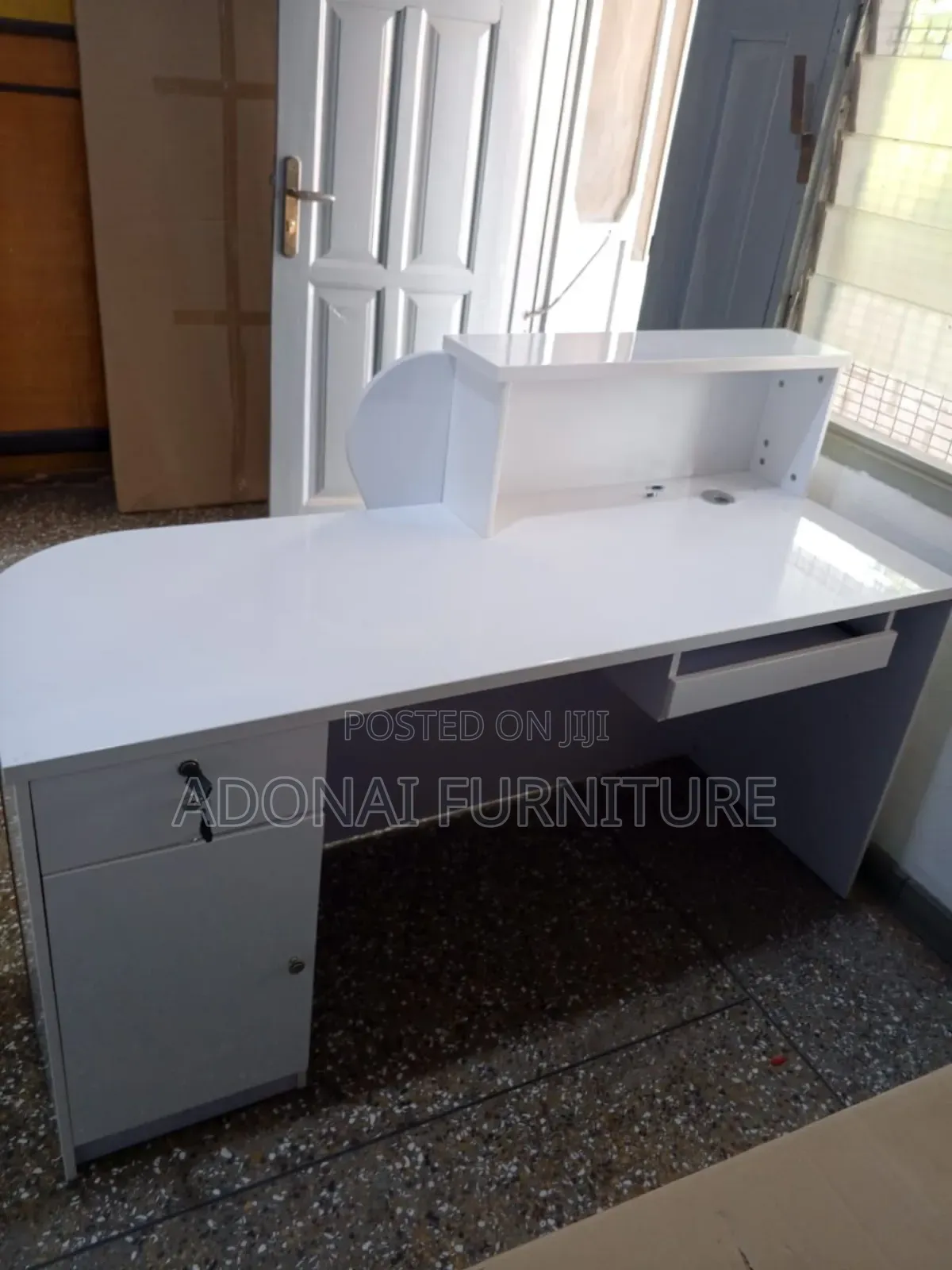 Front Desk (White Gold)