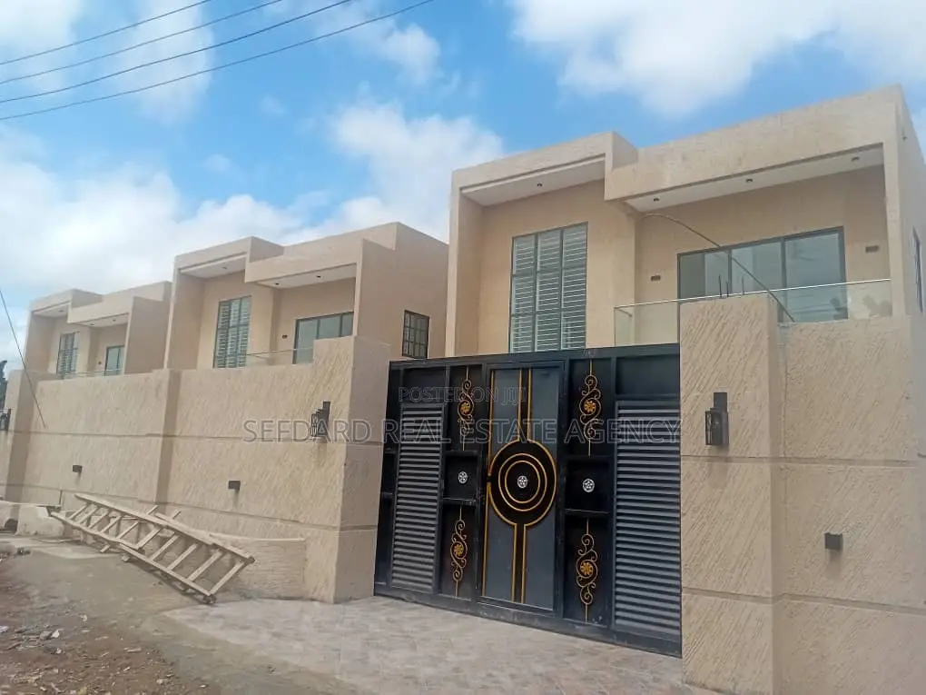 5bdrm Duplex in Ashomang Estate for sale