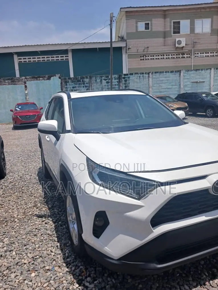 Toyota RAV4 2021 White