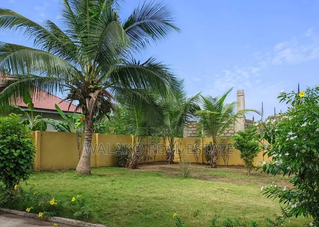 6bdrm House in Amasaman for sale
