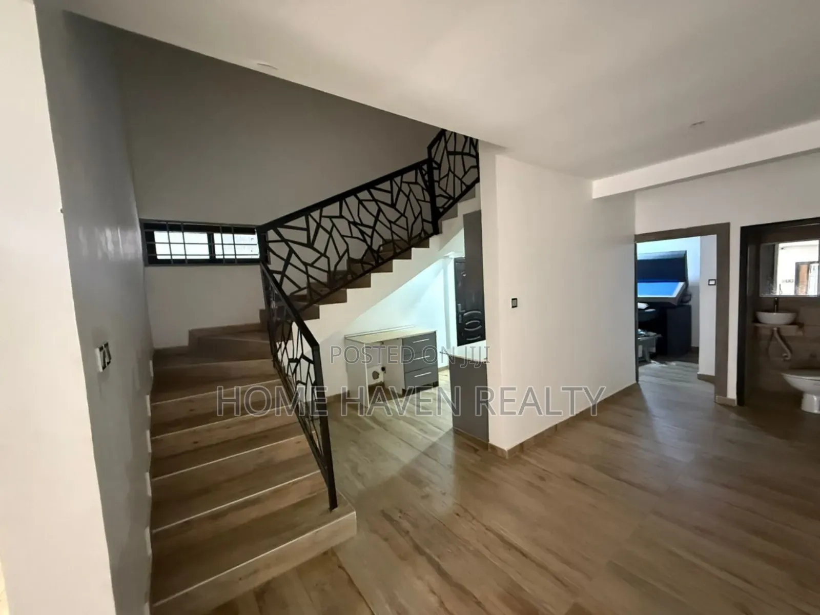 3bdrm House in Ashongman Estate, Police Station for sale