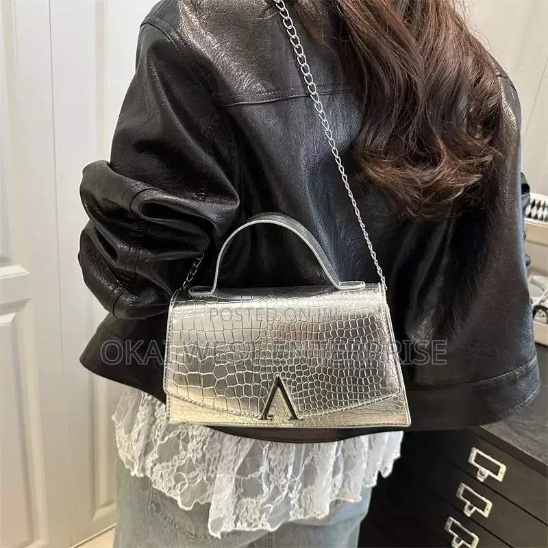 2025 Luxe Minimalist Handbag - Perfect for Any Occasion