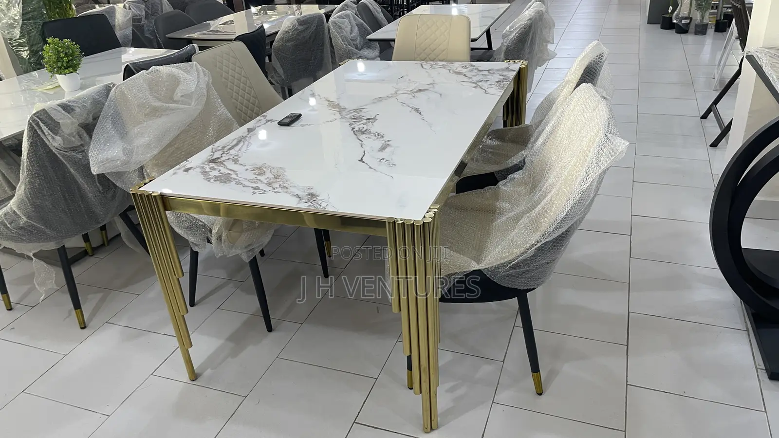 Dining Table +6 Chairs