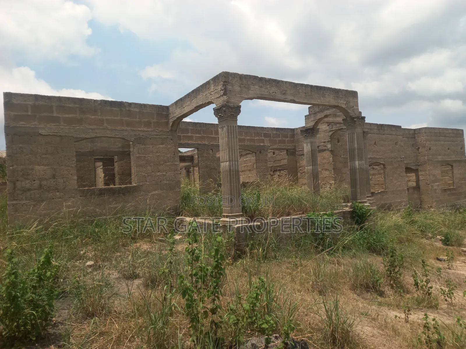 8 Bedrooms House for Sale at Offinso ( Near the Training College)