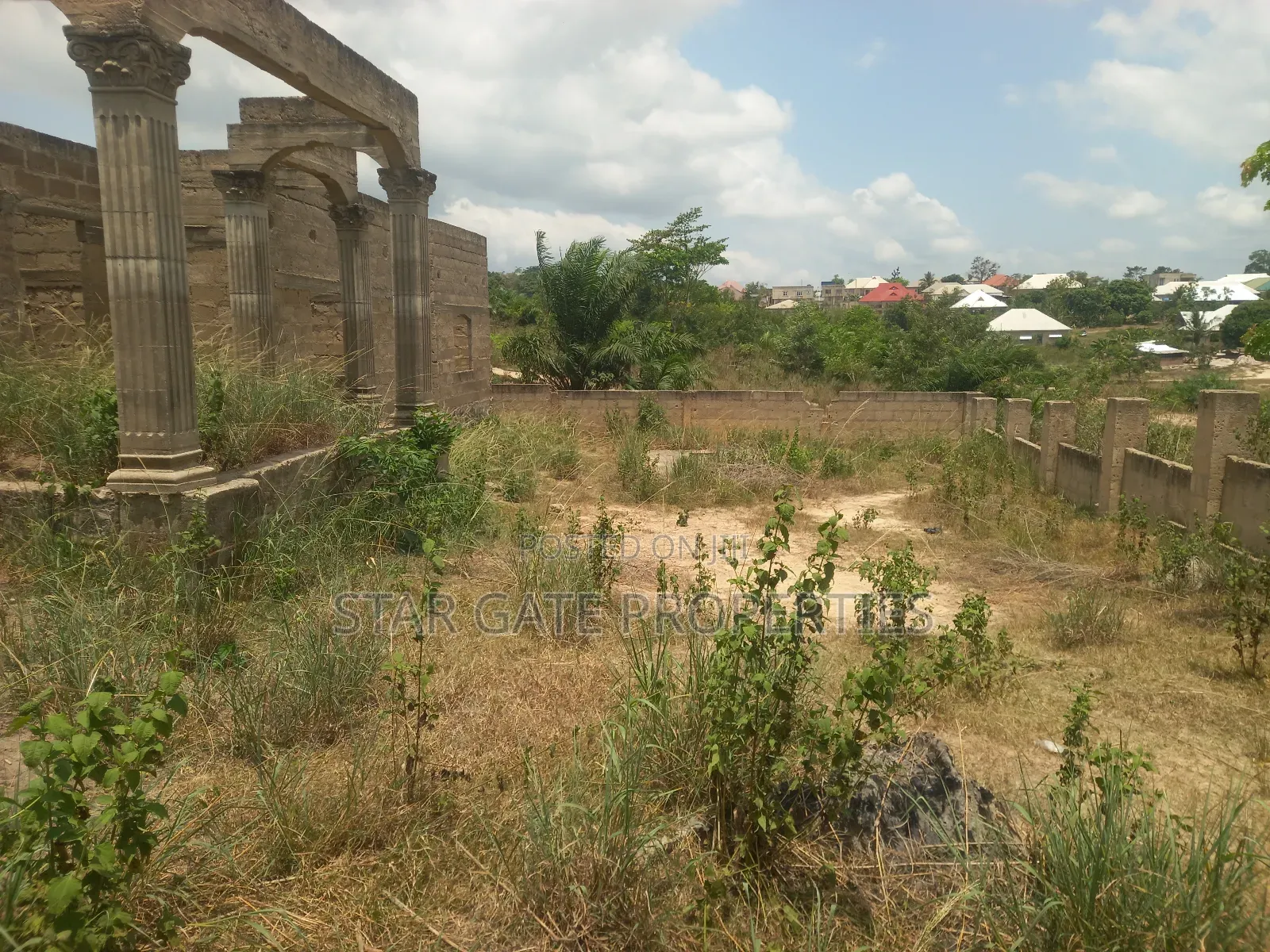 8 Bedrooms House for Sale at Offinso ( Near the Training College)