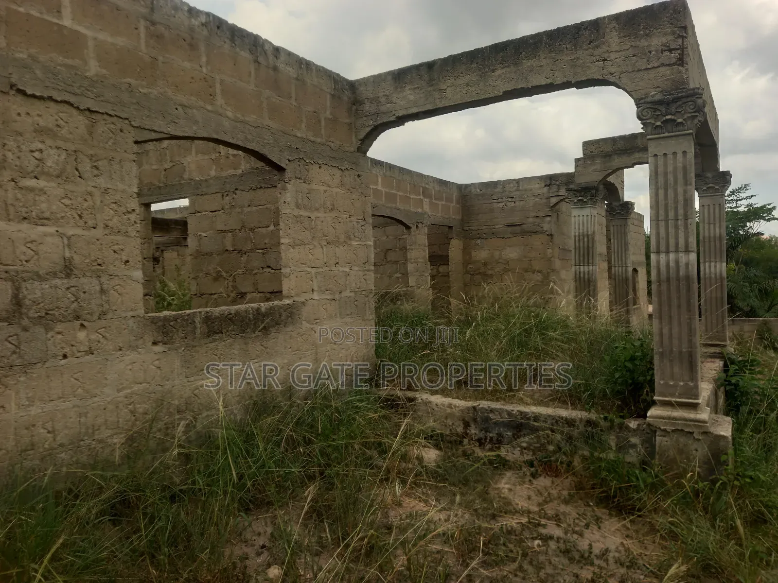 8 Bedrooms House for Sale at Offinso ( Near the Training College)