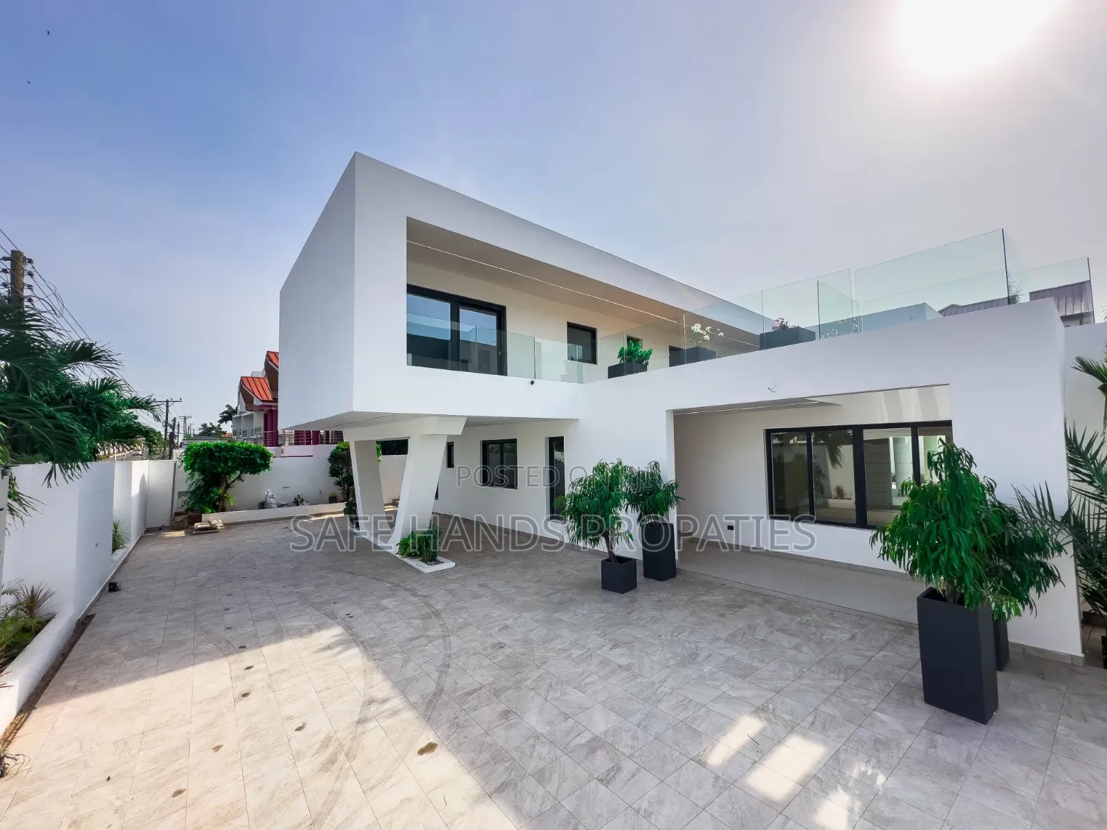 5bdrm Duplex in Accra Metropolitan for sale