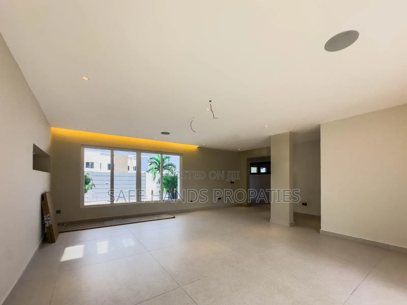 5bdrm Duplex in Accra Metropolitan for sale