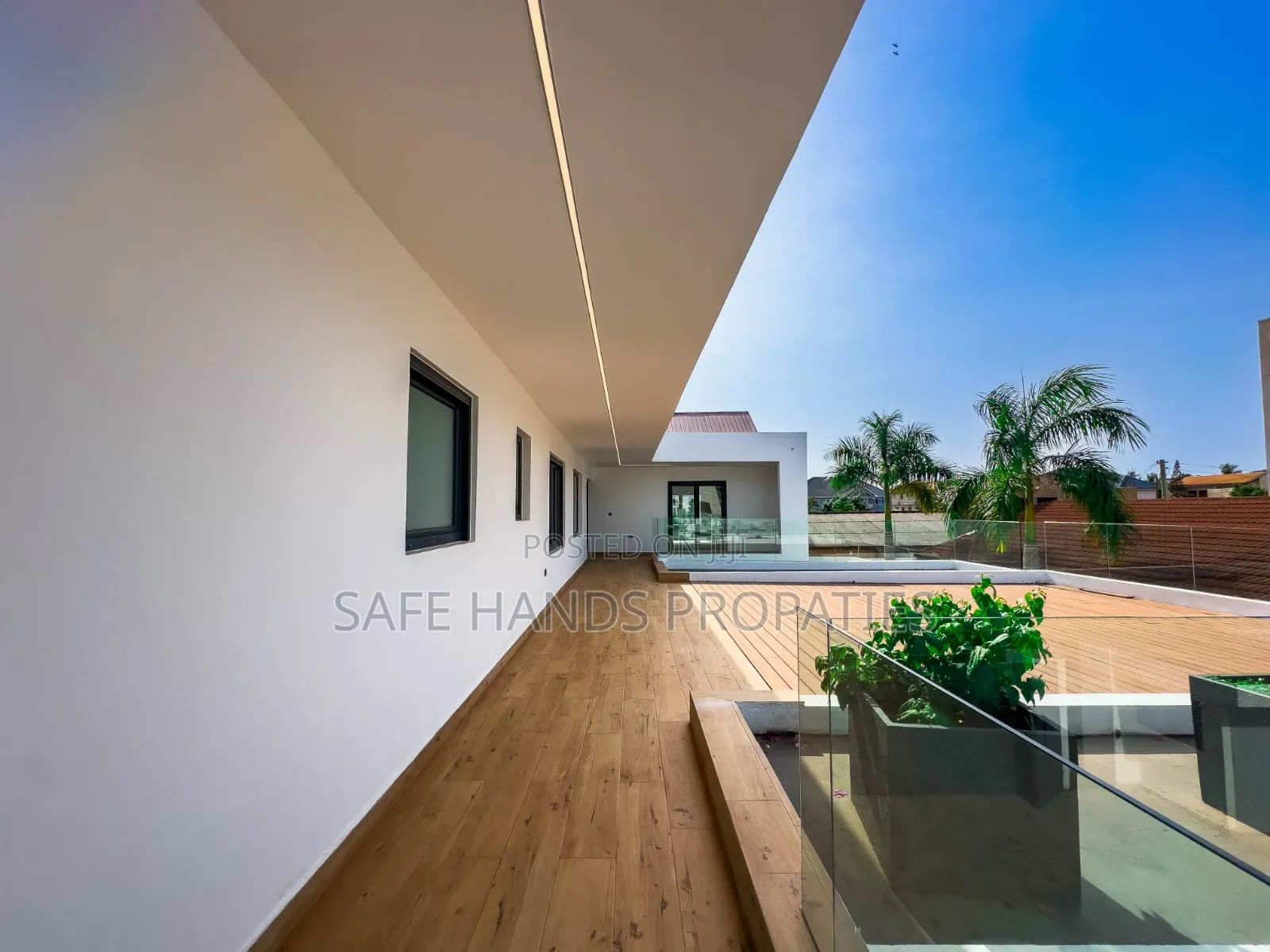 5bdrm Duplex in Accra Metropolitan for sale
