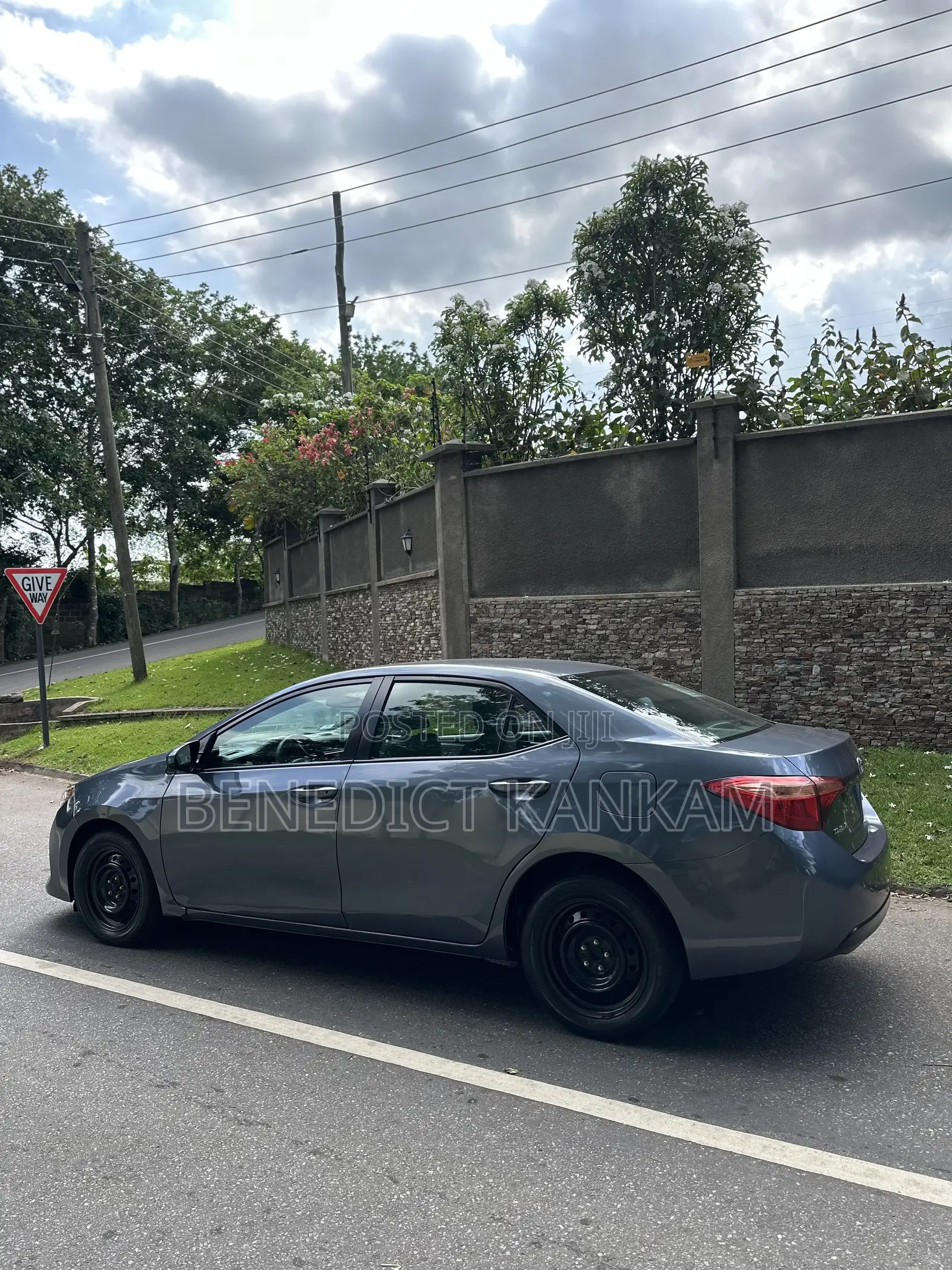 Toyota Corolla LE 4dr Sedan (1.8L 4cyl CVT) 2017 Gray
