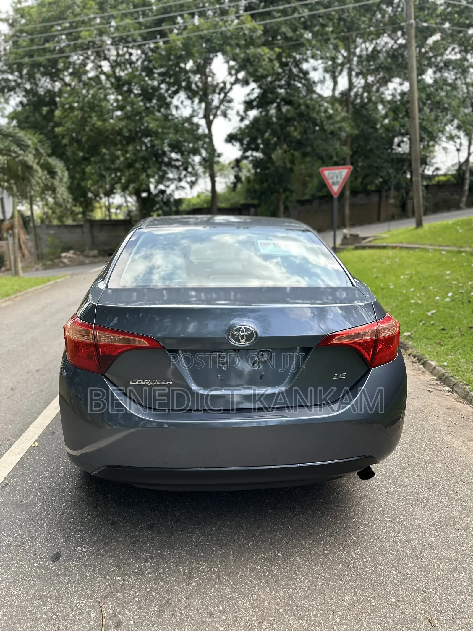 Toyota Corolla LE 4dr Sedan (1.8L 4cyl CVT) 2017 Gray