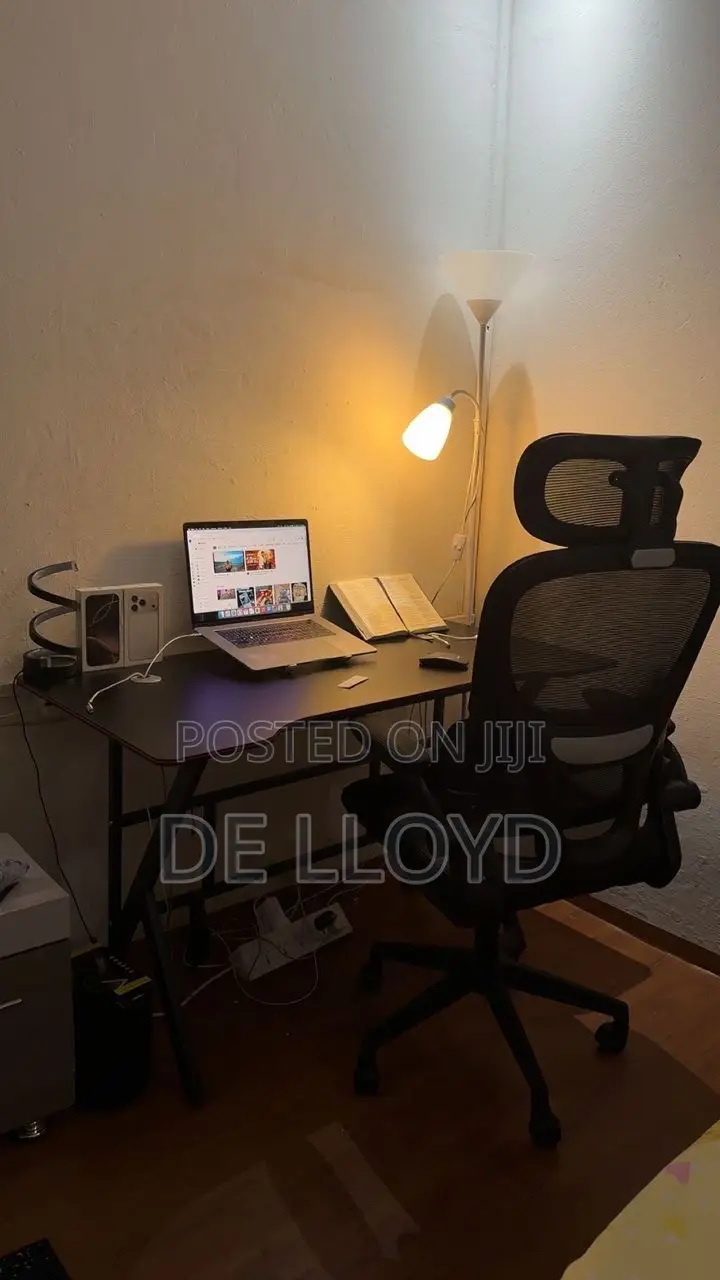 140 Cmtable and Office Chair