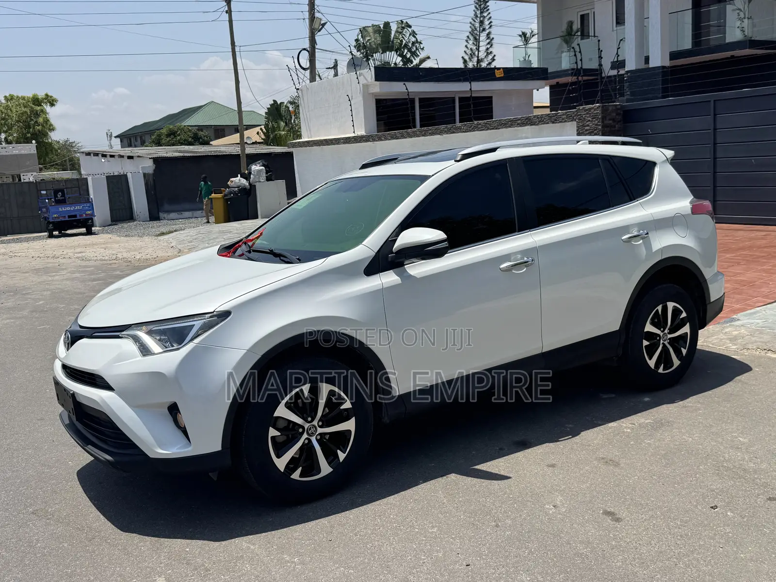 Toyota RAV4 XLE 4dr SUV AWD (2.5L 4cyl 6A) 2018 White
