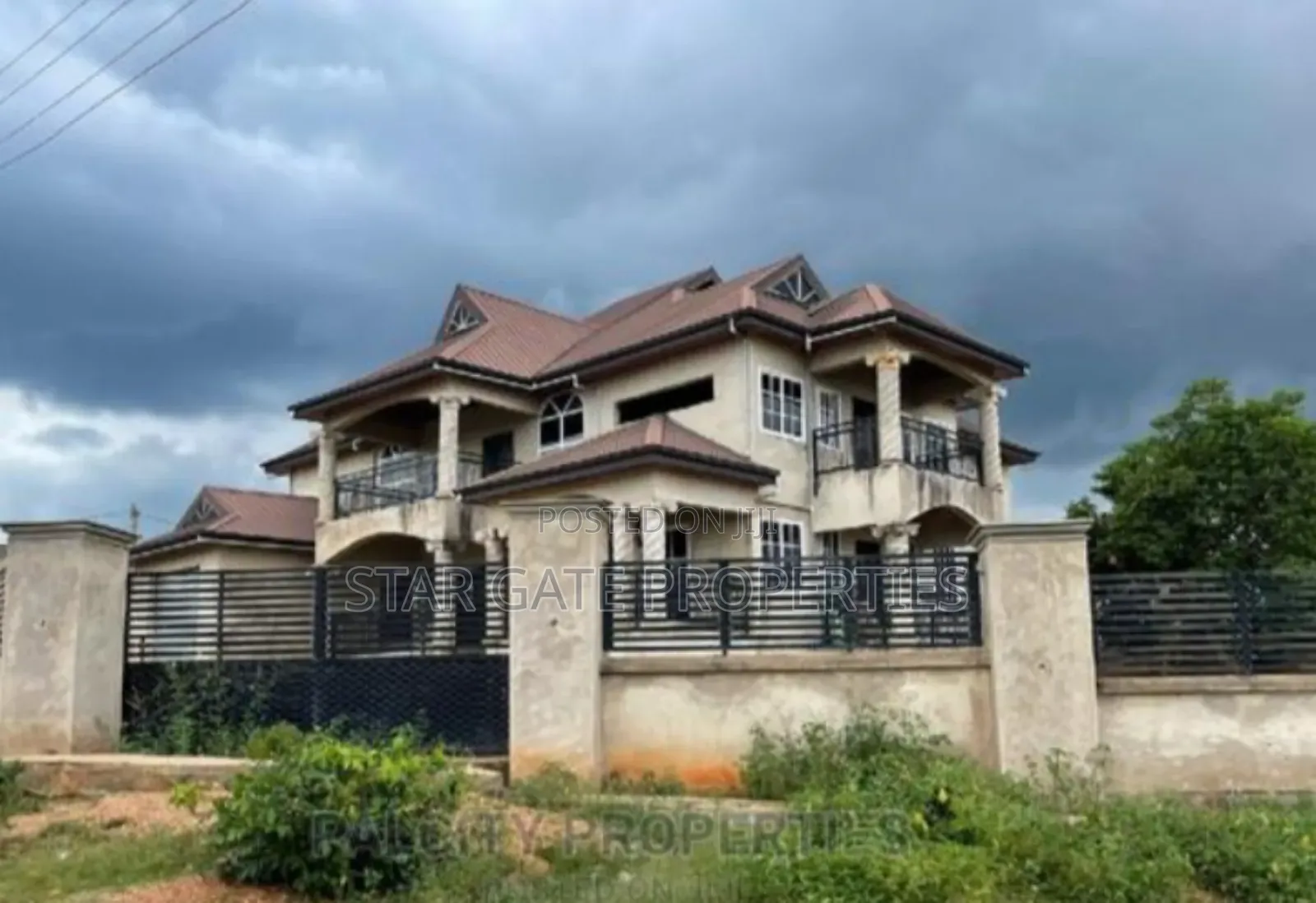 6bdrm House in Pakyi, Santasi Road., Kumasi Metropolitan for sale