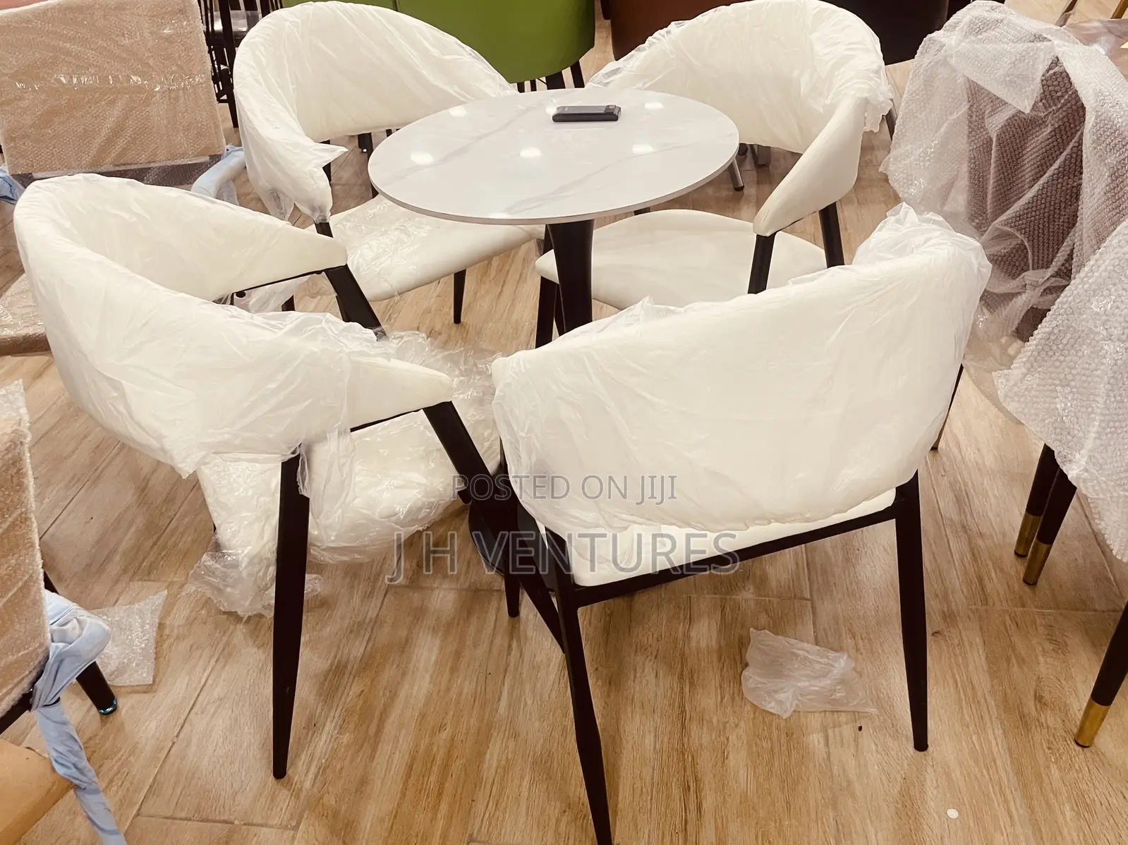 Casual Dining Table (+4)